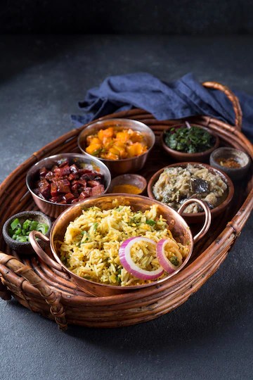 अन्न खाताना किडे आणि कीटक अन्नावर बसू नये, म्हणून जेवणाच्या ताटाभोवती पाणी शिंपडले जात असत.