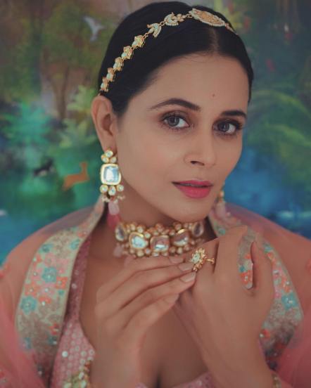 दीप्ती देवी असं या अभिनेत्रीचं नाव आहे.
