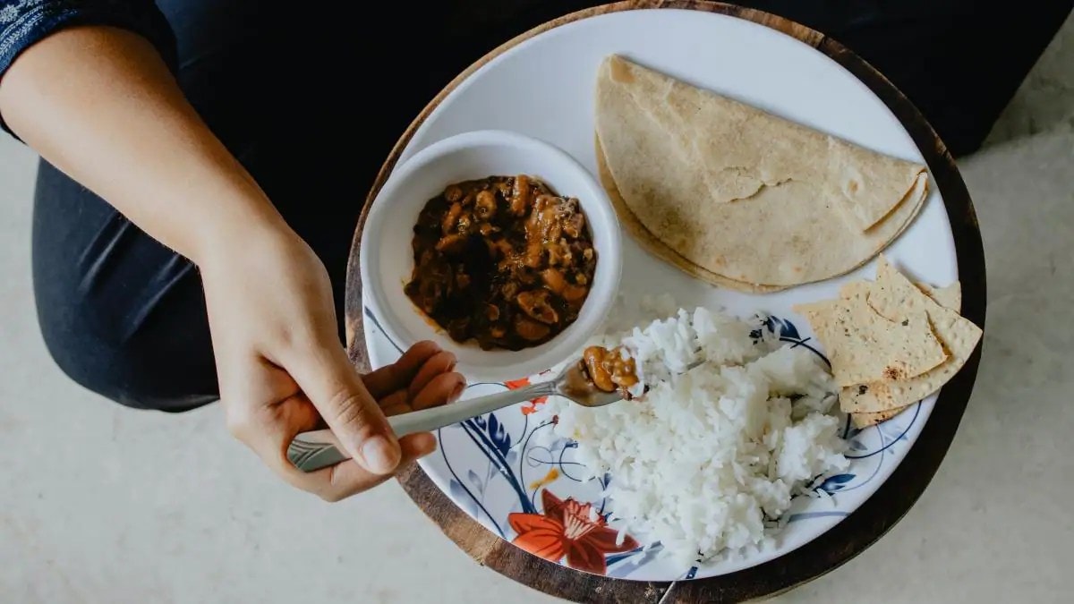 पूर्वीच्या काळी सारावलेल्या जमिनीवर जेवणाचे पान वाढले जायचे. त्यामुळे आजुबाजूने कोणी चालत गेल्यास सहाजिकच जमिनीवरील धूळ, माती पानात उडली जात असते. त्यामुळे पाणी शिंपडल्याने ताटाभोवती असलेली धूळ आणि मातीही जागी बसत असे.