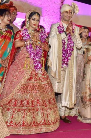 लालू प्रसाद यादव यांचा मोठा मुलगा आणि आरजेडी नेते तेज प्रताप यादव यांचा विवाह ऐश्वर्या रायसोबत झाला होता. मात्र, हे लग्न फार काळ टिकले नाही आणि दोघांनी वेगळे होण्याचा निर्णय घेतला.