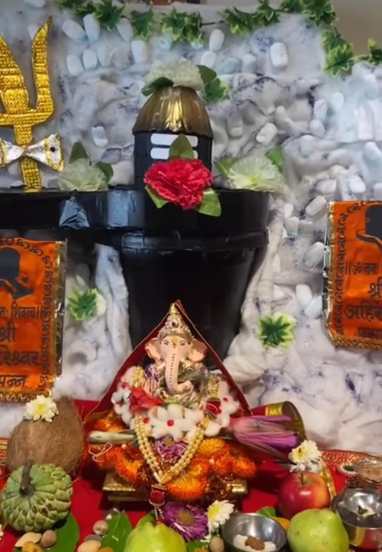 त्याने लिहिलं, “माझ्या आई बाबांना काही कारणामुळे ‘केदारनाथ’ ला जाता आलं नाही म्हणून आमच्या महेश काकांनी तोच देखावा घरी तयार केला!