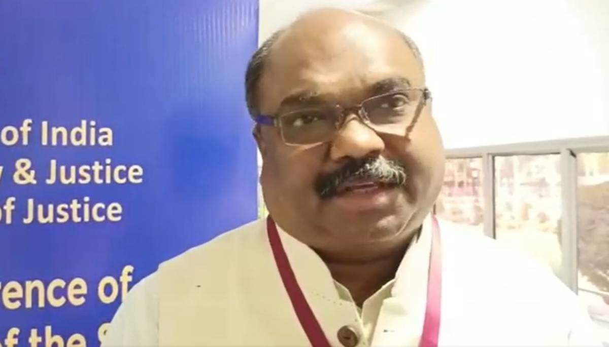 ते गुवाहटीला गेले, सुरतला गेले, तिकडे त्यांनी बैठका घेतल्या. त्या बैठकांचं त्यांनी इतिवृत्त पाठवलं - अनिल परब
