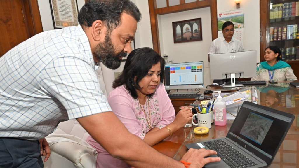 District Commissioner Dr Vipin Itankar along with Divisional Commissioner Vijayalakshmi Bidari