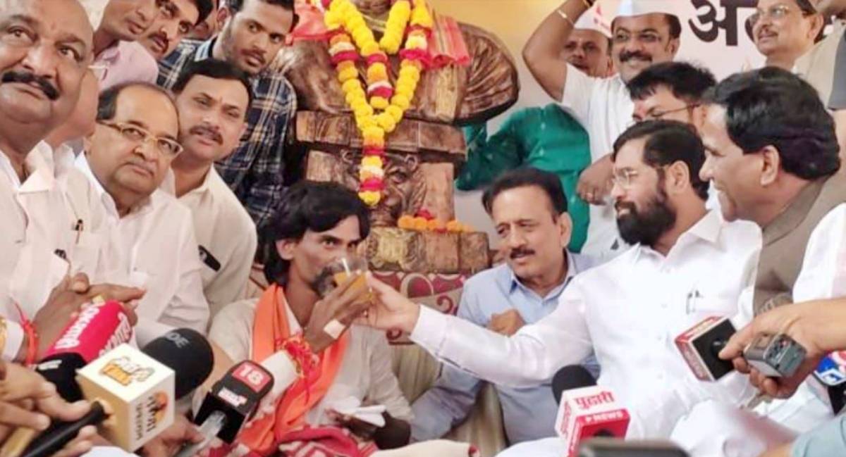 मराठा आरक्षणासाठी मागणीसाठी बेमुदत उपोषणाला बसलेल्या मनोज जरांगे यांनी गुरुवारी (१४ सप्टेंबर) १७ व्या दिवशी मुख्यमंत्री एकनाथ शिंदेंच्या हस्ते फळांचे रस घेत उपोषण सोडलं.