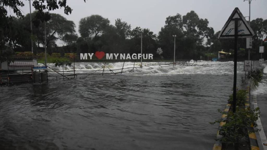 Nagpur Rain Flood , heavy rain, night, Nagpur city, ambazari lake overflow, many houses flooded