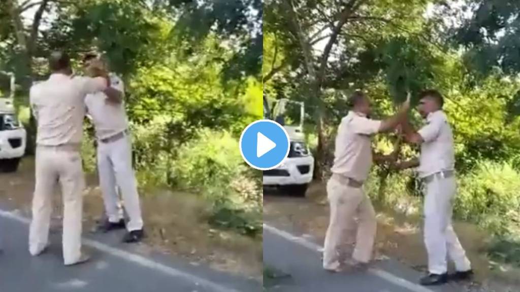 fight between two police man on road bihar police video viral