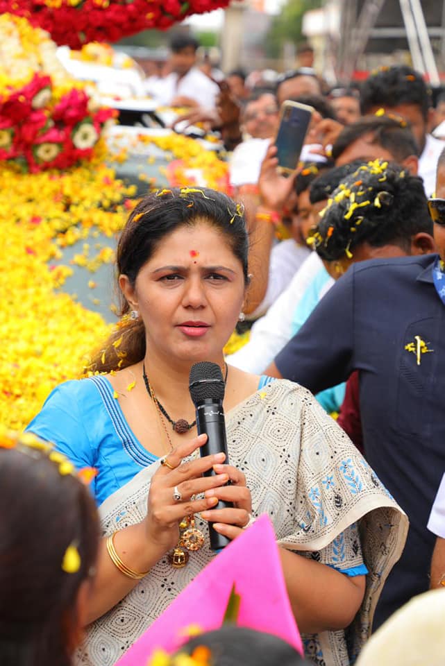 मात्र, मला वेळ का मिळाली नाही याचं उत्तर मी कसं देणार, पण त्यांची वेळ मिळालेली नाही. कारण ते विधेयकांमध्ये व्यग्र होते - पंकजा मुंडे
