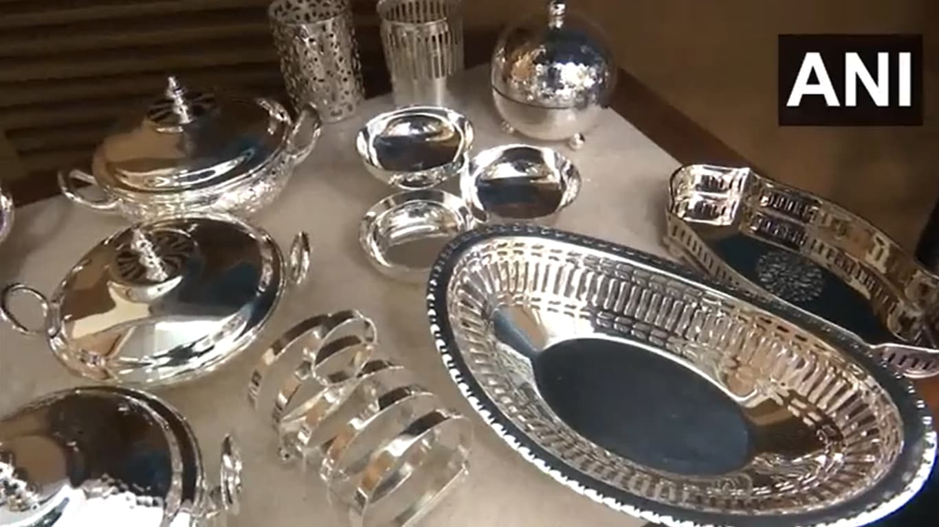 जी-२० परिषदेतील प्रतिनिधींसाठी ८ ते १० सप्टेंबर या कालावधीत दुपार आणि रात्रीच्या जेवणाचं नियोजन करण्यात आलं आहे. या प्रतिनिधींना सोन्या-चांदीच्या ताटात जेवण वाढलं जाणार आहे.