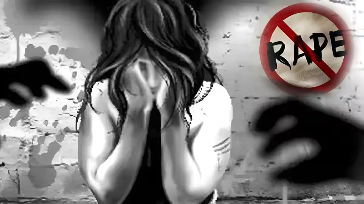 पोलीस चौकशीत आरोपीनं पत्नीच्या बलात्काराचे दोन व्हिडीओ पॉर्न साइटवर अपलोड केल्याची कबुली दिली. याप्रकरणी पोलिसांनी तिघांना अटक केली असून पुढील तपास केला जात आहे.