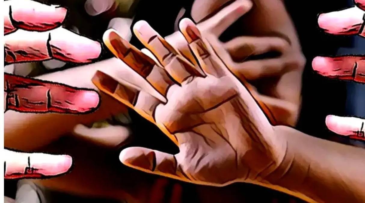 पीडितेला ८ आणि १० वर्षांची दोन मुलं आहेत. करोना काळात घरगुती हिंसाचारामुळे आरोपी पहिल्या पत्नीपासून विभक्त झाला आणि आपल्या दोन मुलांसह पीडितेबरोबर राहू लागला. आरोपीची दोन्ही मुलं २० आणि २२ वर्षांची आहेत.