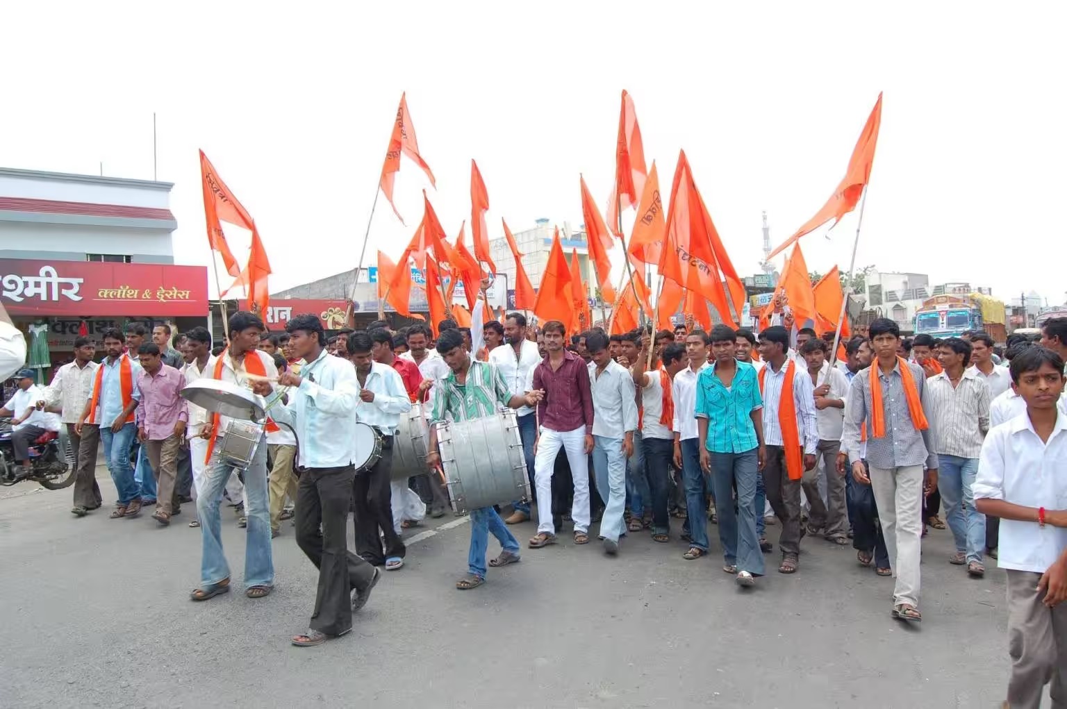 निवृत्त न्यायाधीश संदीप शिंदे यांच्या अध्यक्षतेखालील या समितीत महसूल विभागाचे अतिरिक्त मुख्य सचिव, विधी व न्याय विभागाचे प्रधान सचिव, तसेच संबंधित सर्व जिल्ह्यांचे जिल्हाधिकारी सदस्य म्हणून काम पाहतील.