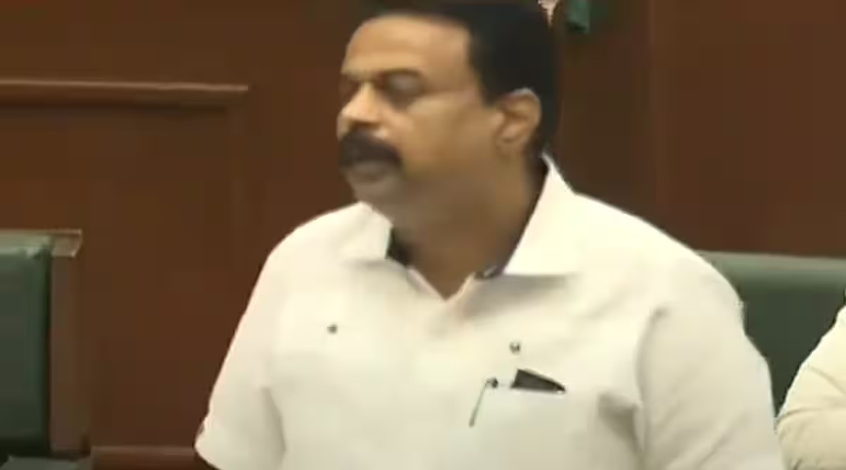 यामुळे ठाकरे गटाचे नेते सुनील प्रभु यांनी सर्वोच्च न्यायालयात याचिका दाखल केली आहे. यावर आज सुनावणी पार पडली.