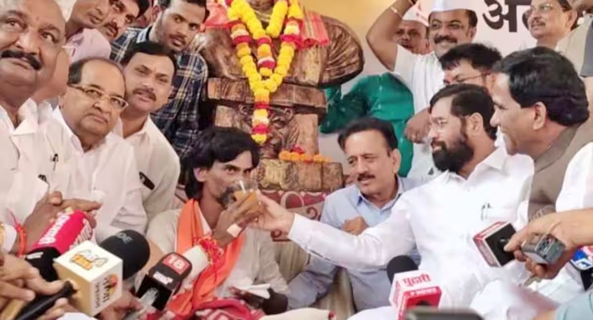 मराठा समाजाला टिकणारं आरक्षण देऊ, असं आश्वासन मुख्यमंत्री एकनाथ शिंदे यांनी दिल्यानंतर मनोज जरांगेंनी उपोषण मागे घेतलं.