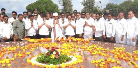 dcm ajit pawar reaches yashwantrao chavan samadhi in karad zws