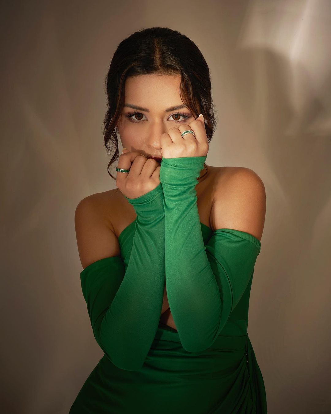 avneet-kaur-bold-photo-in-green-gown