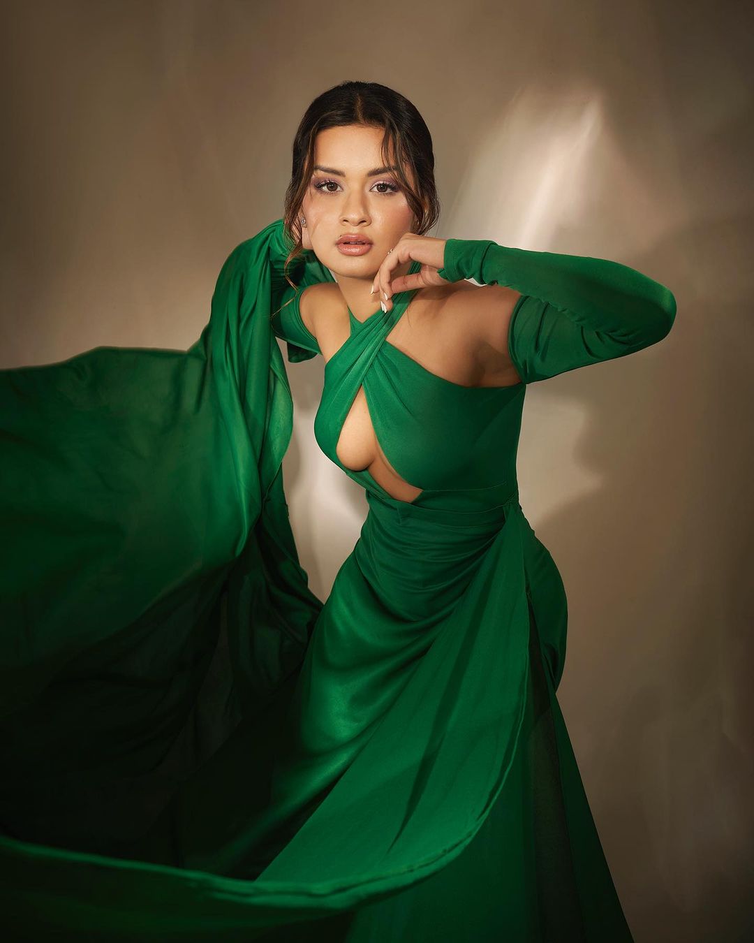 avneet-kaur-bold-photo-in-green-gown