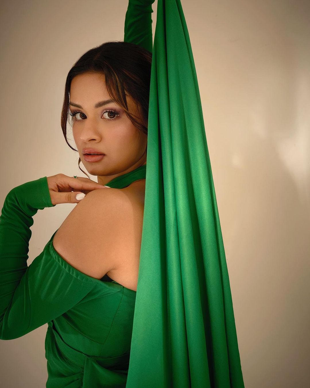 avneet-kaur-bold-photo-in-green-gown