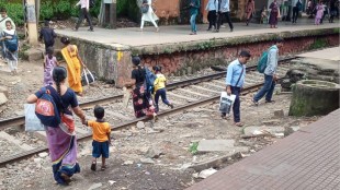 dombivli railway station, people walking on the railway track