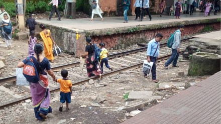 dombivli railway station, people walking on the railway track