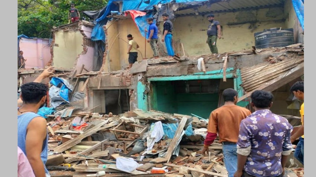 BMC razes 64 Constructions, Mumbai Municipal Corporation, Bhattipada Junction Chowk