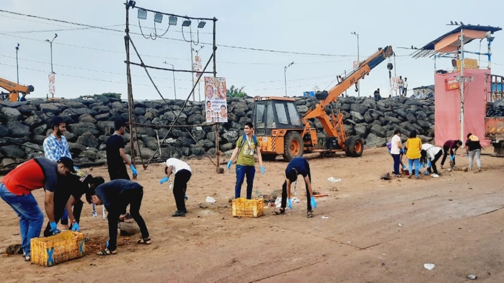 cleaning campaign at mumbai beach, mumbai municipal corporation, bmc cleaning campaign at sea area