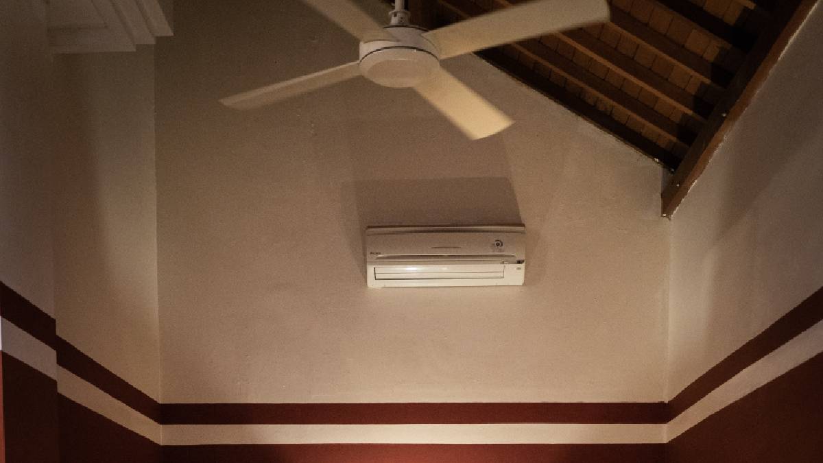 cleaning hacks how to clean dusty ceiling fan in few minutes