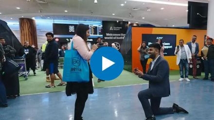 A a boyfriend proposed to his girlfriend at the airport in a filmy style The video is going viral on social media A a boyfriend proposed to his girlfriend at the airport in a filmy style The video is going viral on social media