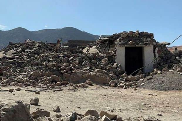 भूकंपानंतर मदतीसाठी सरकारने बचाव पथकं आणि सैन्यदलाला पाचारण केलं आहे. (PC : Reuters)