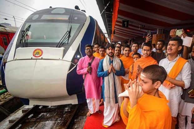 पाटणा रेल्वे स्थानकावर आज पटना-हावडा वंदे भारत एक्सप्रेचे देखील लोकार्पण करण्यात आले.(Image Credit-PTI)