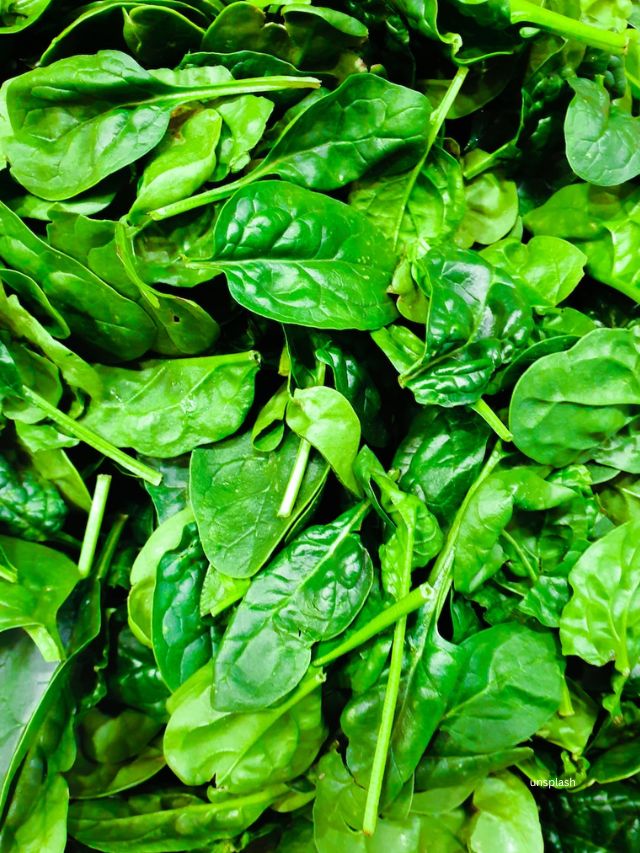 Food For Glowing Skin : Spinach (unsplash)