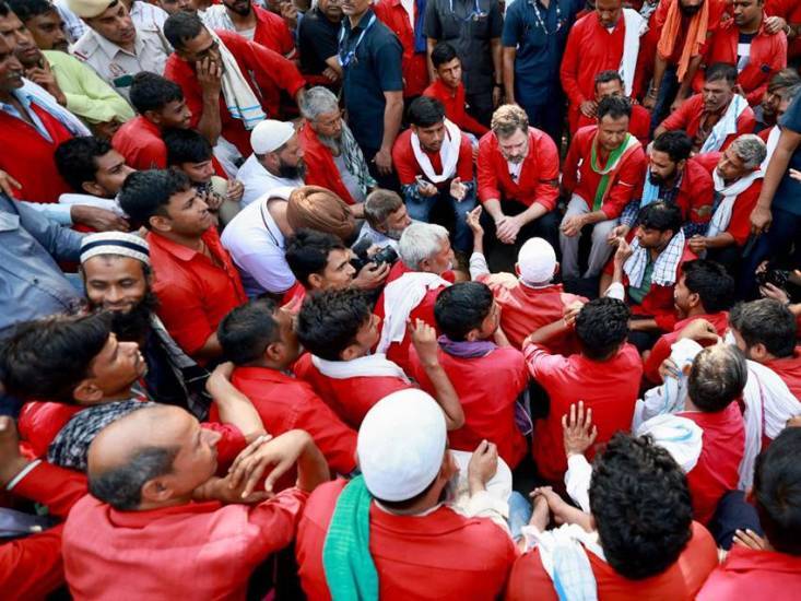 Rahul Gandhi with coolies