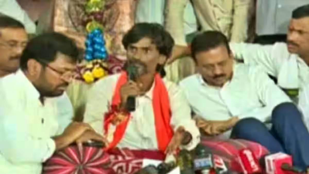 योगायोगाने माझा बाप इथं आला आहे. मी माझं मोठेपण सांगत नाही, माझा बाप कष्ट करतो आणि आम्हाला खाऊ घालतो - मनोज जरांगे