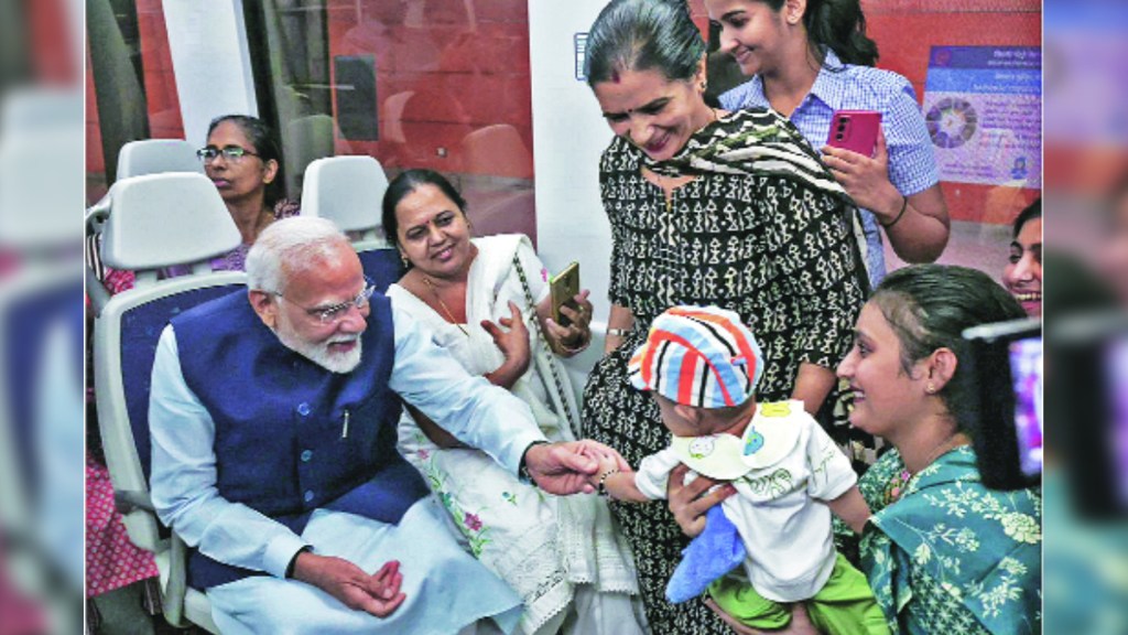narendra modi travelling in delhi metro