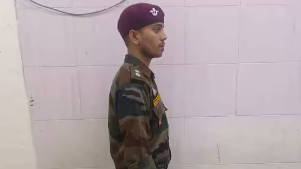 man posing army commando arrested from pune railway station
