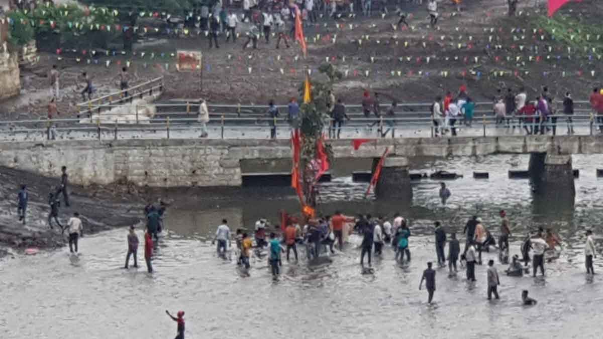 Gotmar चंडीमातेचा जयघोष अन् तुफान दगडफेक! पांढुर्ण्यातील ‘गोटमार यात्रे’चा ...