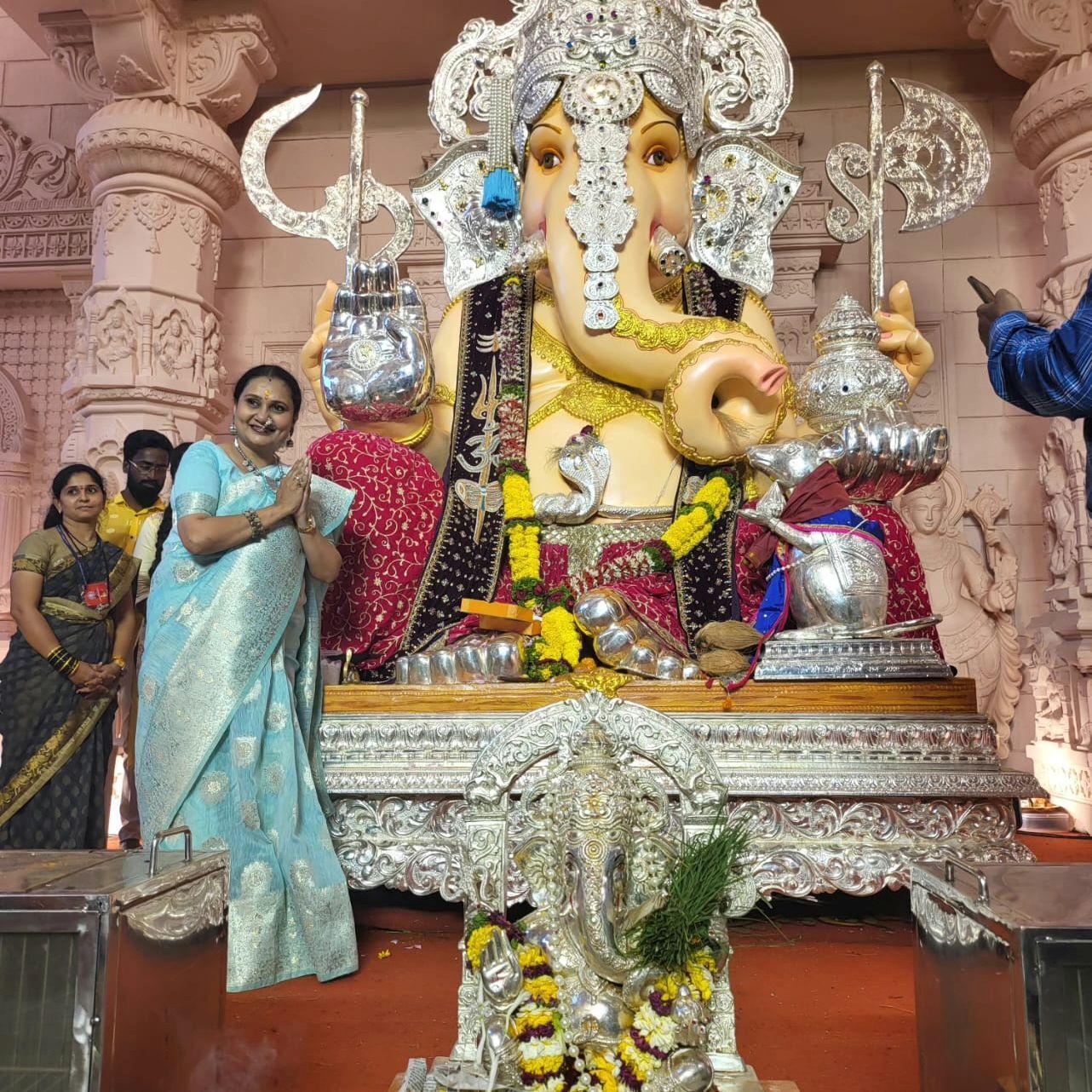 priya berde ganpati darshan 1