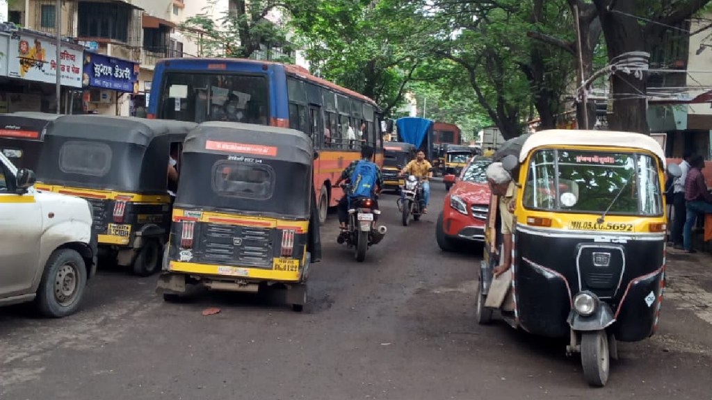 traffic on Phadke Road in Dombivli due to vehicles , Dombivli , Phadke Road , Dombivli news traffic on Phadke Road in Dombivli due to vehicles , Dombivli , Phadke Road , Dombivli news