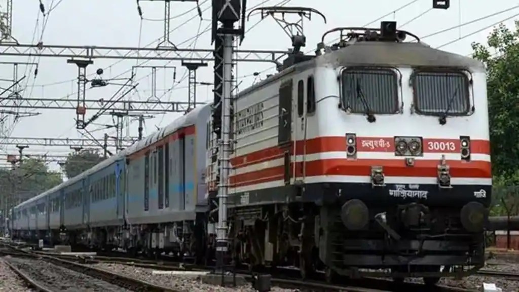 आपल्यापैकी अनेकांनी कधी ना कधी रेल्वेने प्रवास केला असेलच, बहुतांश लोकांना रेल्वेच्या अनेक नियमांविषयी माहिती नसते.