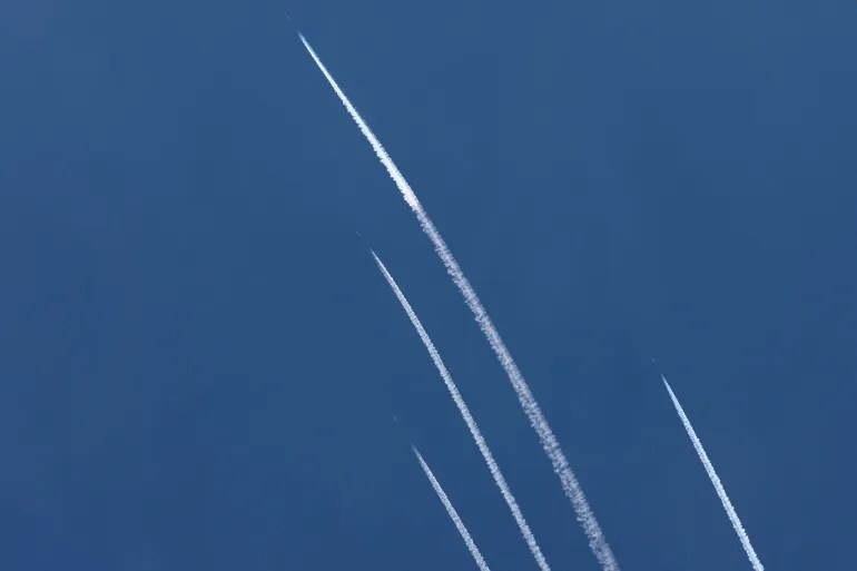 इस्लामी कट्टरवादी गट हमासने इस्रायलवर गाझा पट्टीतून ५ हजार रॉकेट्स डागले. या रॉकेट हल्ल्यानंतर इस्रायलमध्ये हवाई हल्ल्याच्या धोक्याचं सायरन वाजलं. तेल अवीव आणि दक्षिण गाझाच्या आसपासच्या भागात स्फोट झाले.