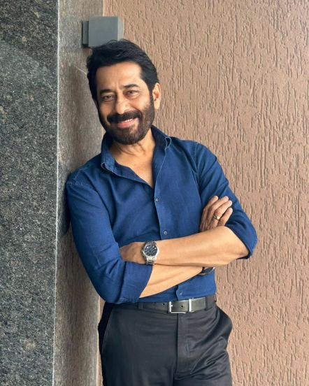 'सारं काही तिच्यासाठी' मालिकेत अशोक शिंदे यांनी रघुनाथराव ही भूमिका साकारली आहे.