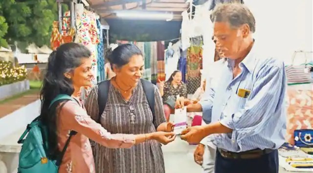 या सामन्यासाठी क्रिकेट चाहत्यांनी तिकीटही बूक केलं आहे.