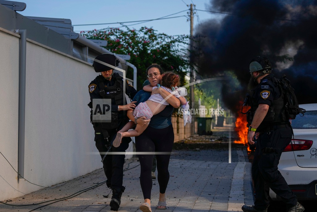 इस्रायल लष्कराने सांगितल्यानुसार, हमासने केलेल्या हल्ल्याला प्रत्युत्तर देण्यासाठी ऑपरेशन 'आयर्न स्वॉर्डस'ची घोषणा करण्यात आली आहे. यामध्यमातून जमीन, समुद्र आणि हवाईमार्गे गाझा पट्टीत रॉकेट हल्ले करण्यात येत आहेत.