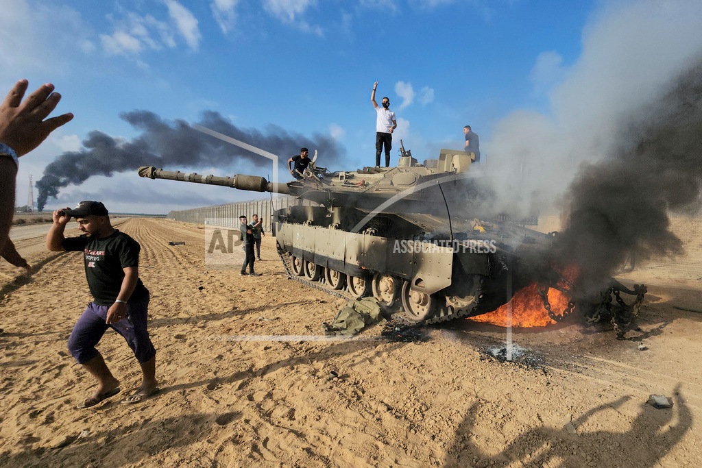 गाझा पट्टीतील दहशतवाद्यांच्या १७ तळांवर आणि ४ मुख्यालयांवर विमानांनी हल्ला केला, अशी माहिती इस्त्रायलच्या वायुसेनेनं दिली आहे.