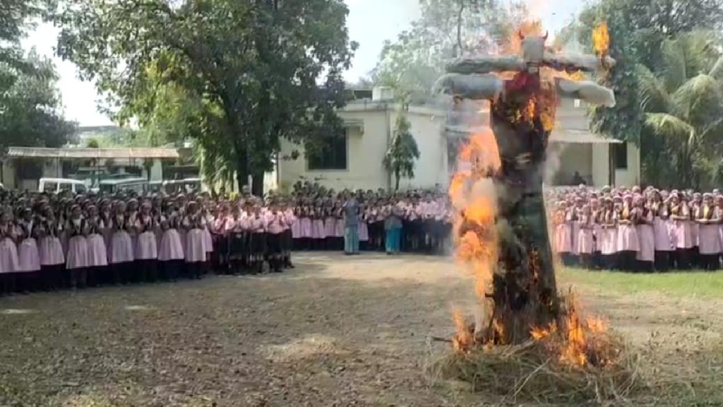 Burning of misbegotten Ravana at Vidyaniketan school in Dombivli Burning of misbegotten Ravana at Vidyaniketan school in Dombivli