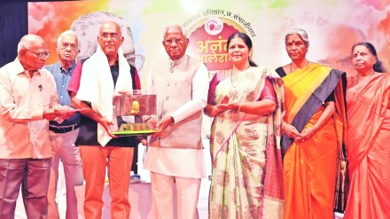 Milind Bokil strongly believes that it is the job of an intellectual to criticize the government without being obliged