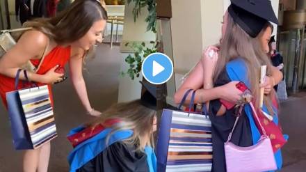 The elder sister gave a surprise by coming to the little sister's graduation ceremony