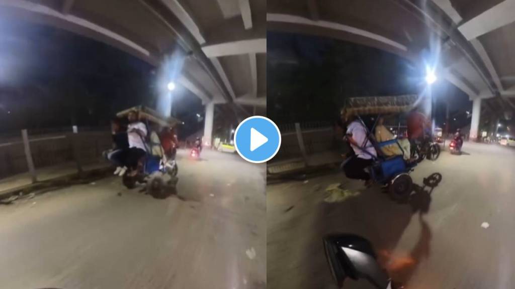 E-rickshaws turned upside down due to overload of passengers in Delhi