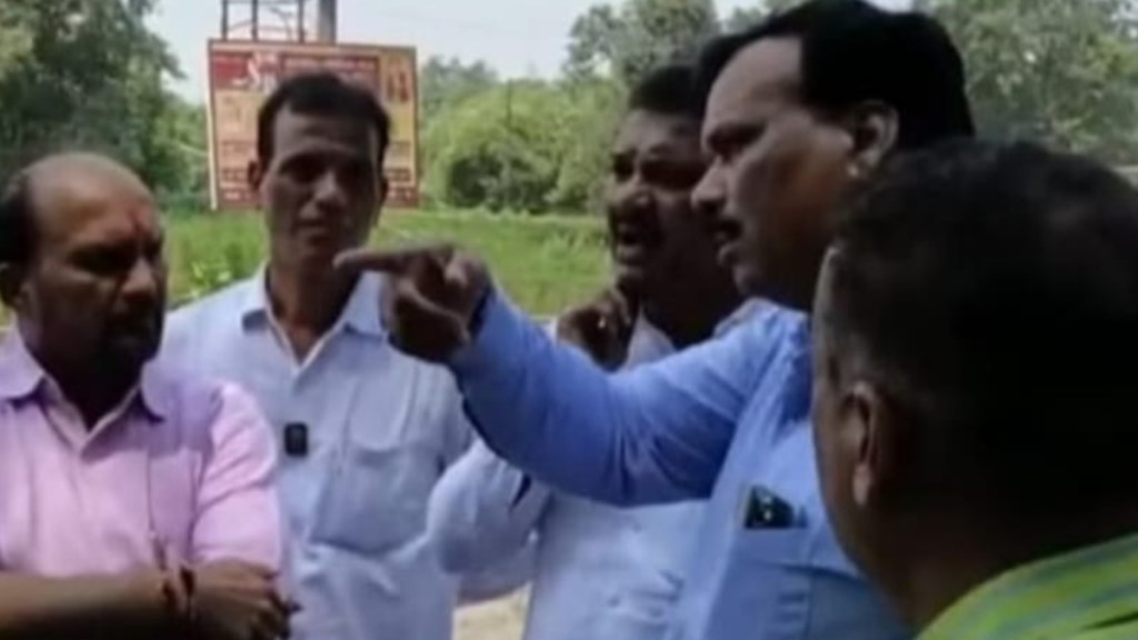 Officials of Shiv Sena in Dombivli giving tents to municipal engineers