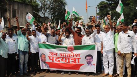 Public protest march to demand Rs 400 per tonne for sugarcane sangli Public protest march to demand Rs 400 per tonne for sugarcane sangli