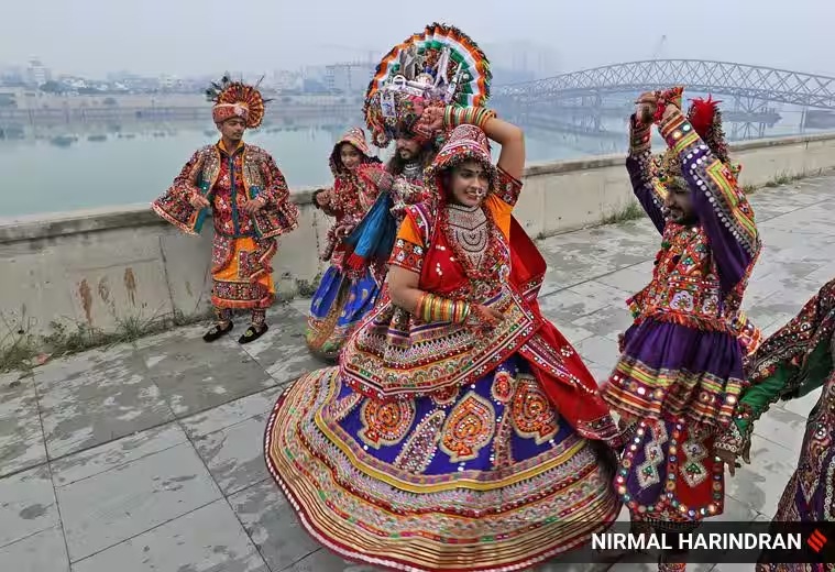 या मातीच्या मडक्याला छिद्र असतात व हे मडके मनुष्याच्या शरीराचे प्रतीक मानले जाते तर त्यात तेवत असलेला दिवा शुद्ध आत्म्याचे प्रतीक आहे. (Express Photo by Nirmal Harindran)